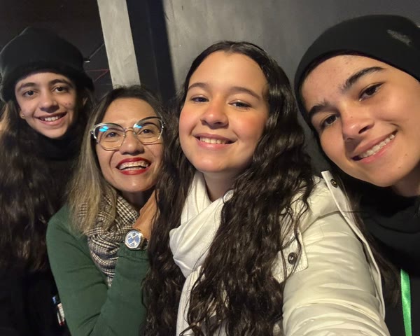 Família em videochamada com filho durante intercâmbio no exterior